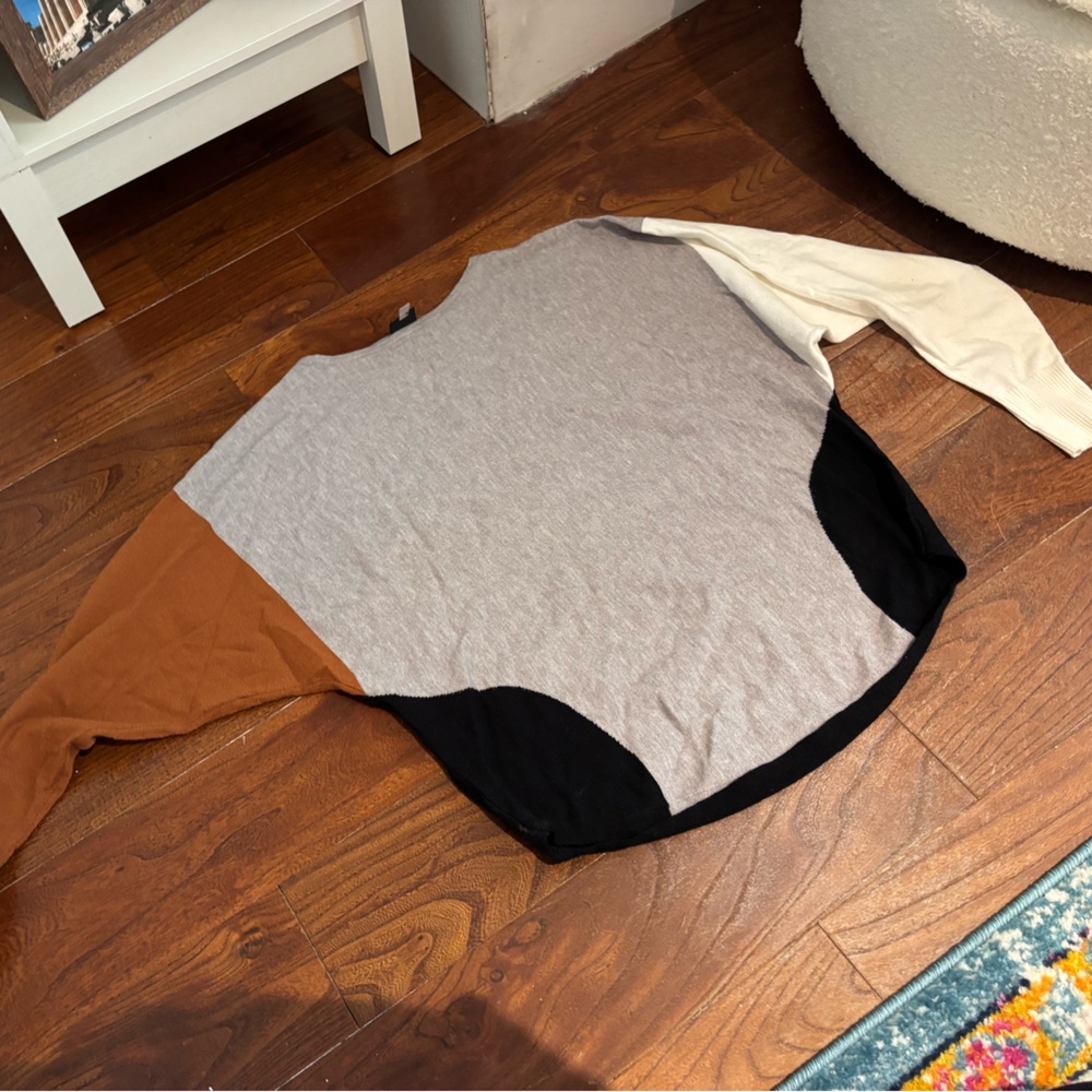 Color block light weight sweater, curved bottom